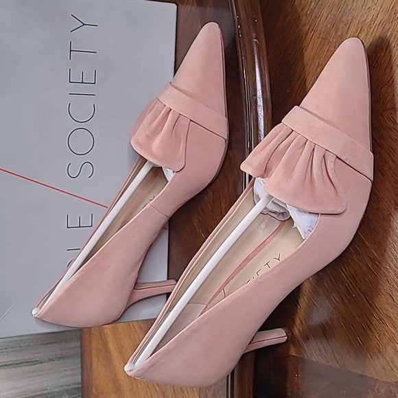 New in box! Sole Society Darbia Womens 9 suede ruffle high heel pump shoes - Picture 2 of 7
